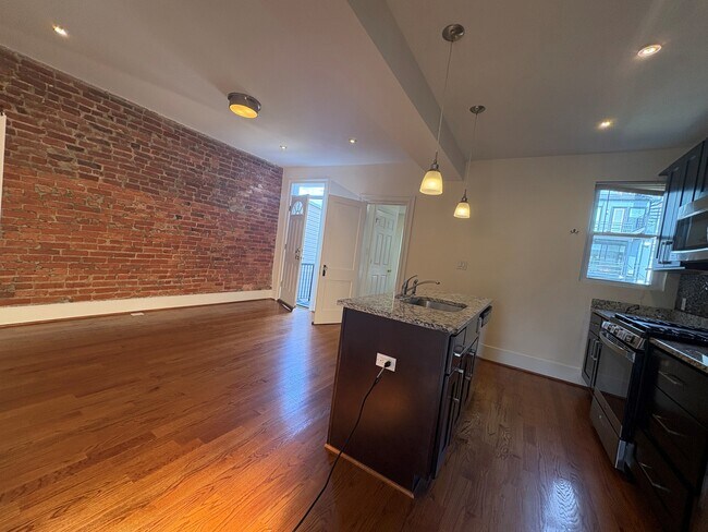 Foto del edificio - 719 Otis Pl NW