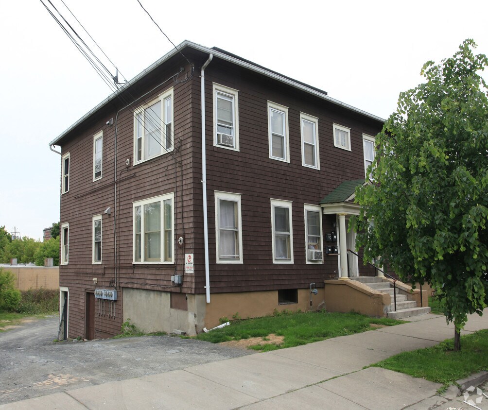 Building Photo - 154 Oak St