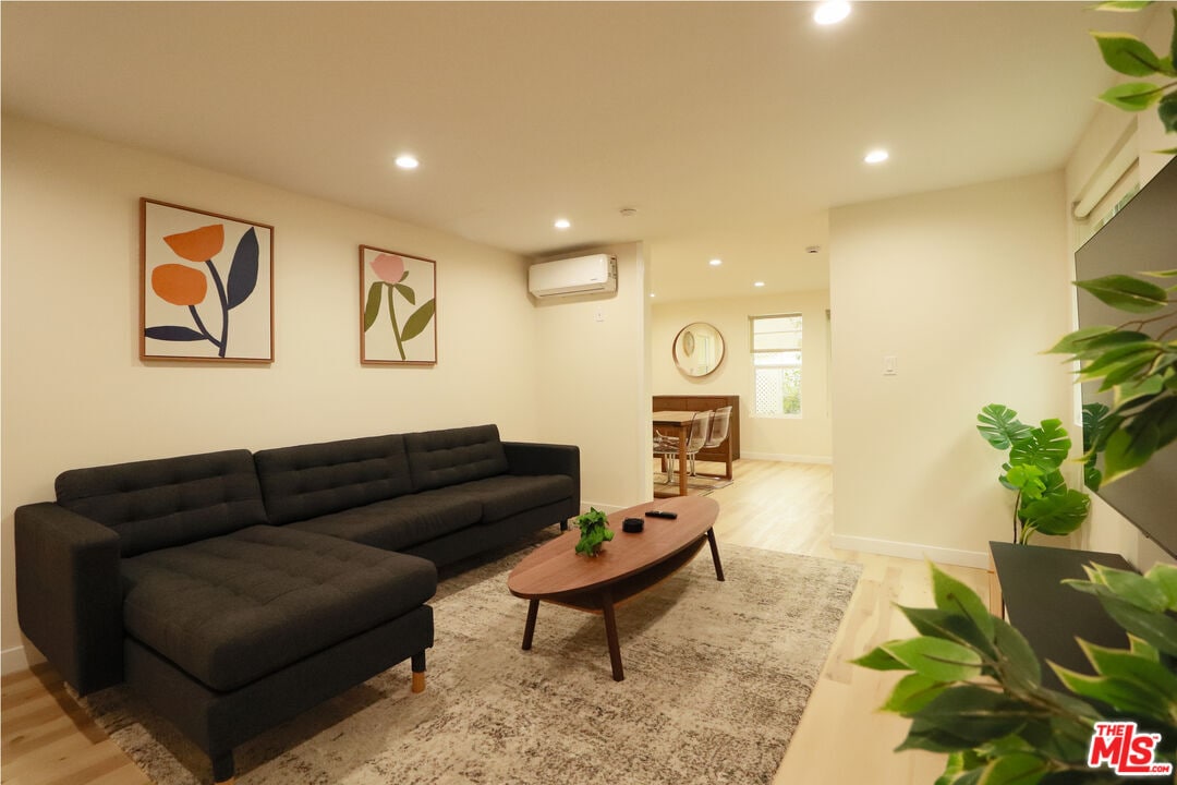 Foto principal - 9042 Phyllis Ave