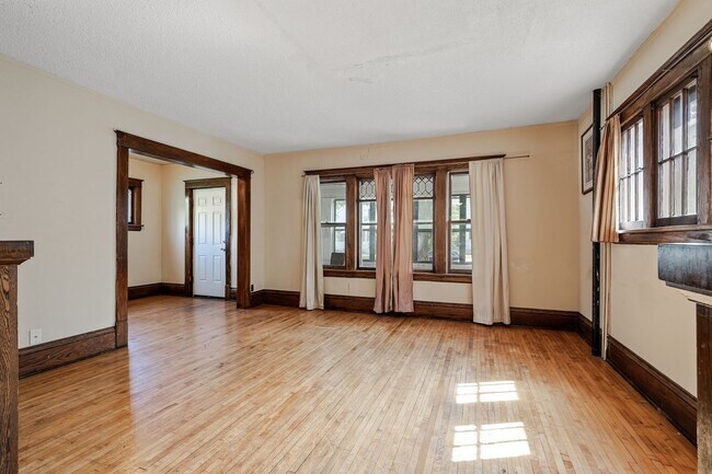 Building Photo - SPACIOUS 4BD/2BA House in Como! Close to U...