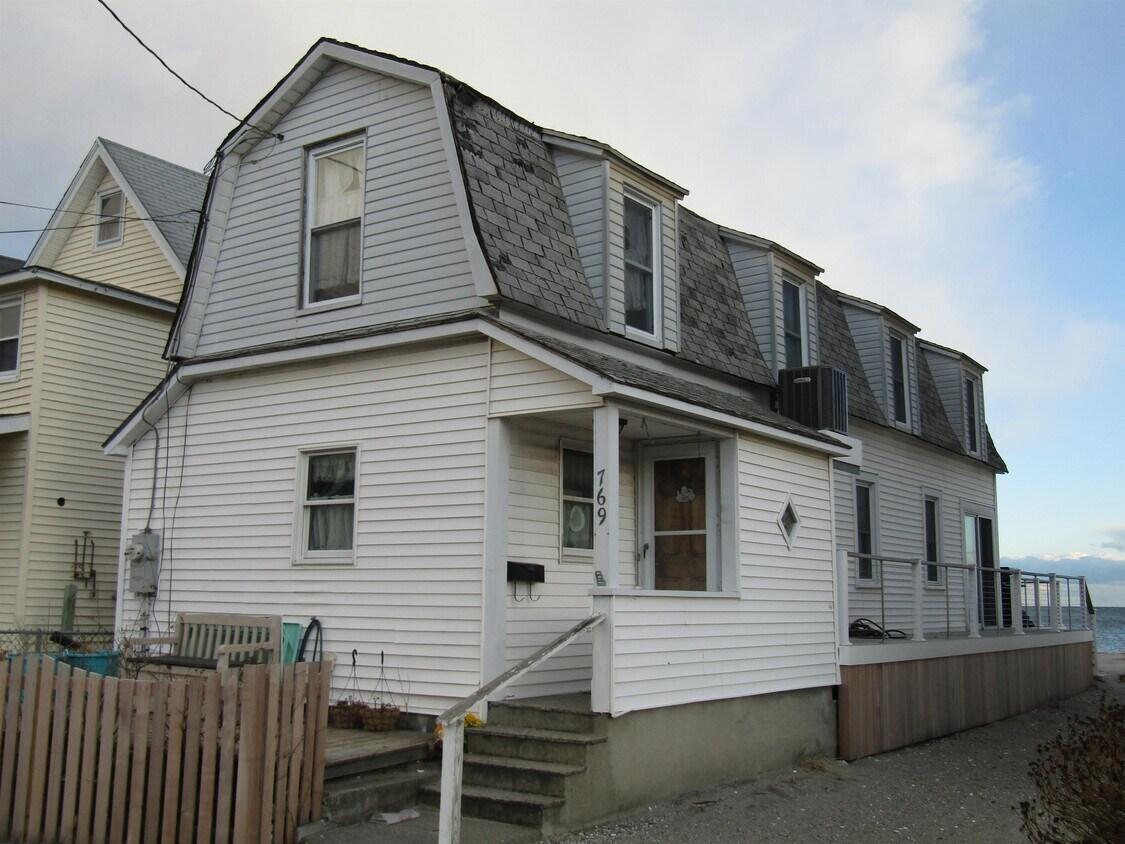 Primary Photo - 769 E Broadway