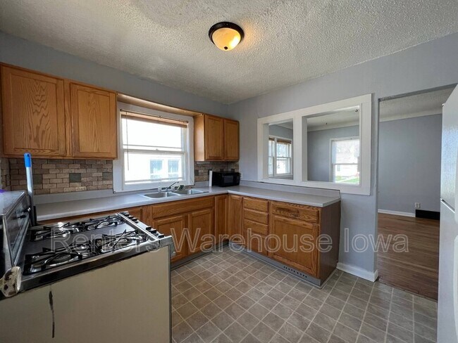 Building Photo - 4024 1st St