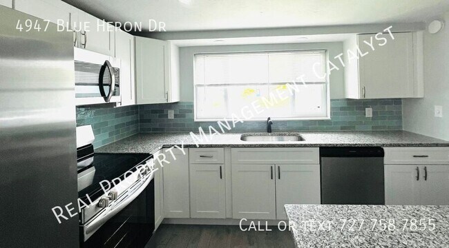 Foto del edificio - 4947 Blue Heron Dr