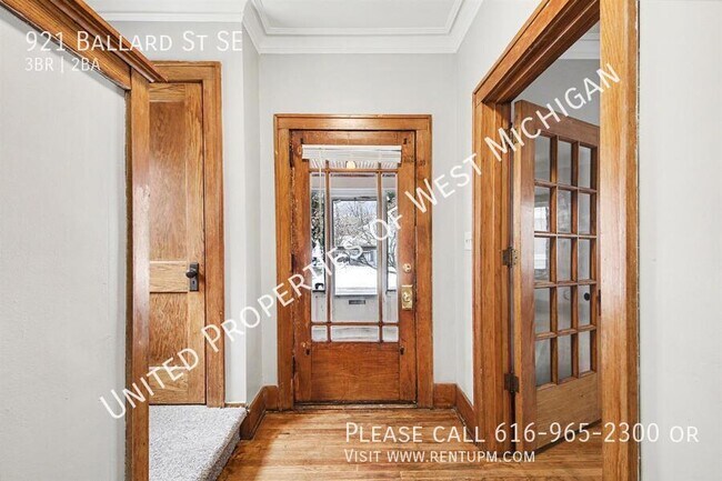 Foto del edificio - 921 Ballard St SE