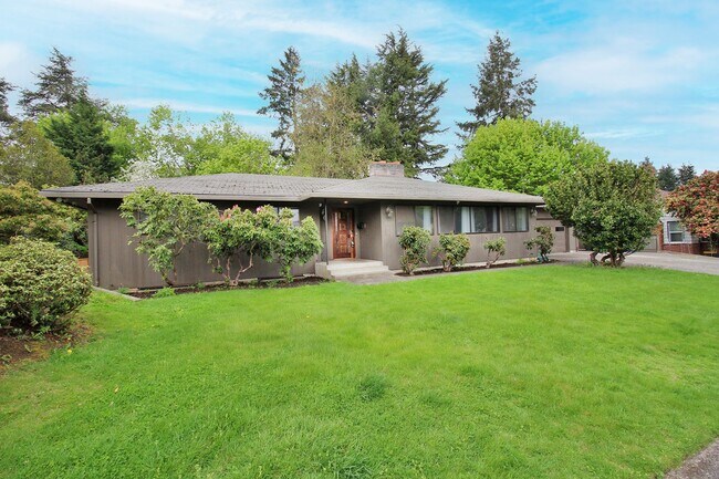 Foto del edificio - Sprawling Remodeled 3 Bed/3 Bath Mid-Century South Tabor Gem on a Huge Lot!