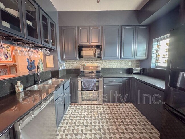Foto del edificio - 7300 Lakeshore Dr