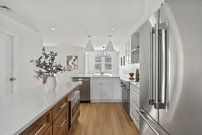 Foto del edificio - 715 E 7th St