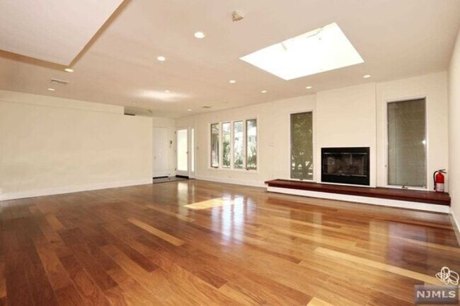 Foto del edificio - 61 Wainwright Ave