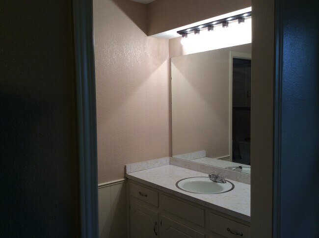 Foto del edificio - 1705 Rock Hollow St