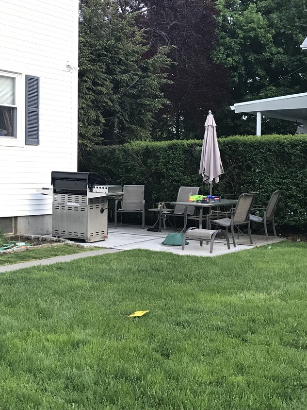 Private patio area & walkway to side entrance - 33 Terrace Ave