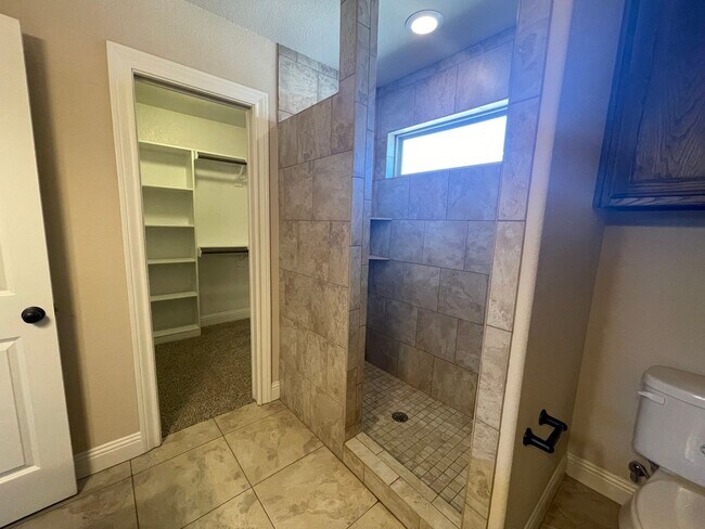 Foto del edificio - 3BD/2.5BA Benbrook Townhome – 9-Ft Ceilings, Granite Kitchen, Walk-In Master Shower, Attached Gar...