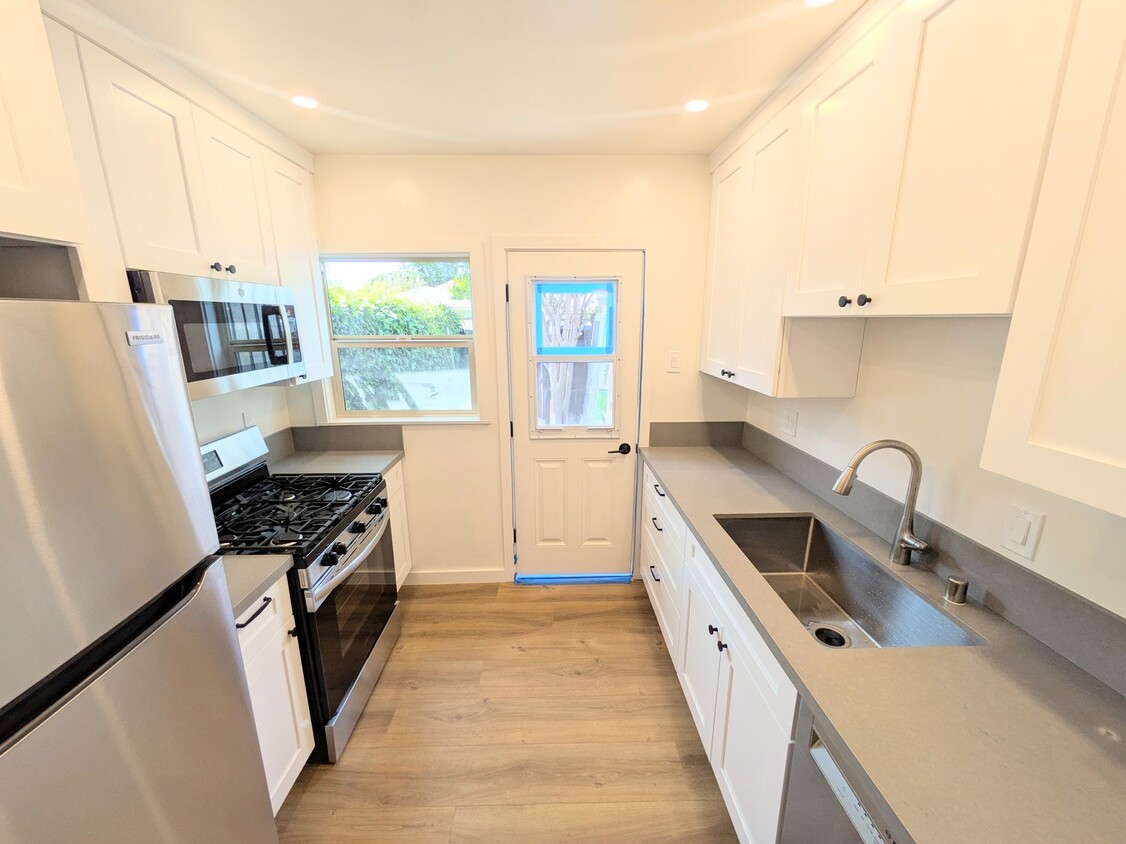 Foto principal - 10995 Culver Blvd