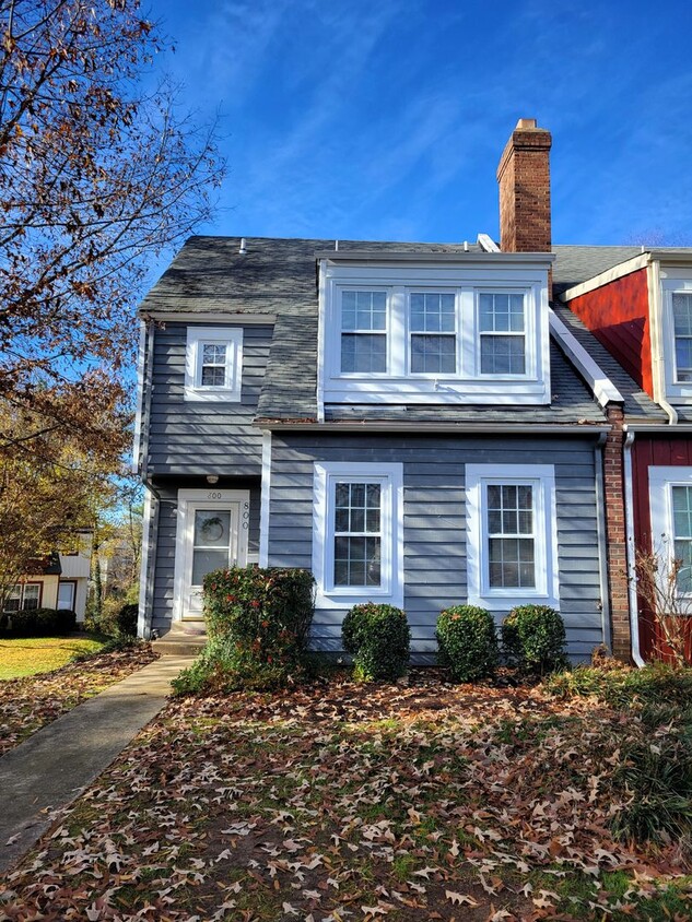 Primary Photo - 3 Story Townhouse in Sturbridge Village