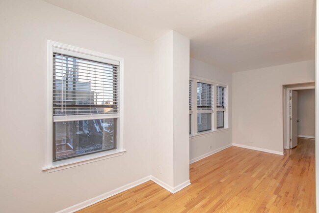 Building Photo - 931 W Leland Ave