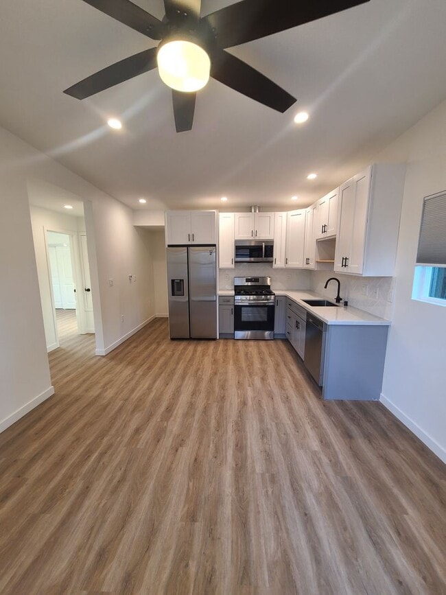 Building Photo - Gorgeous & Modern ADU w/ Solar, Washer/Dry...