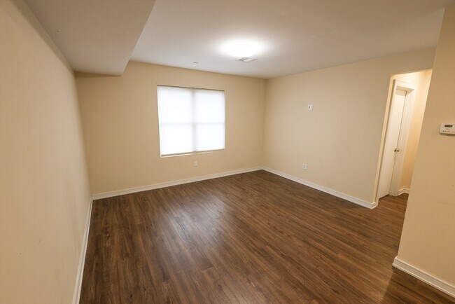 Building Photo - 332 Talbot Ave