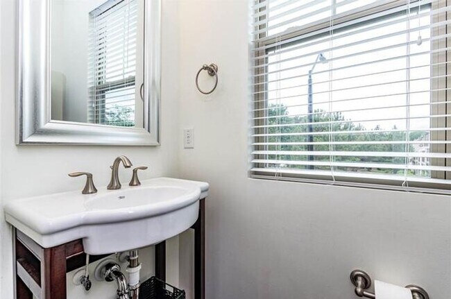 Foto del edificio - Prime Cary Living in Fryars Gate – Available Mid-August!
