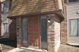 Building Photo - 255 E Court of Shorewood