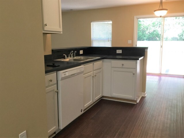 Foto del edificio - 8100 Chatham Oaks Dr