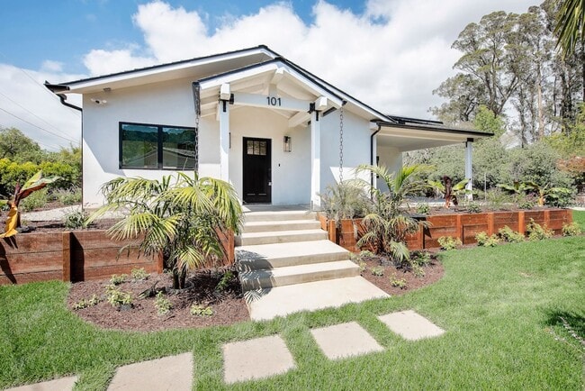 Foto del edificio - Exquisite Custom ADU in Santa Barbara – Pr...