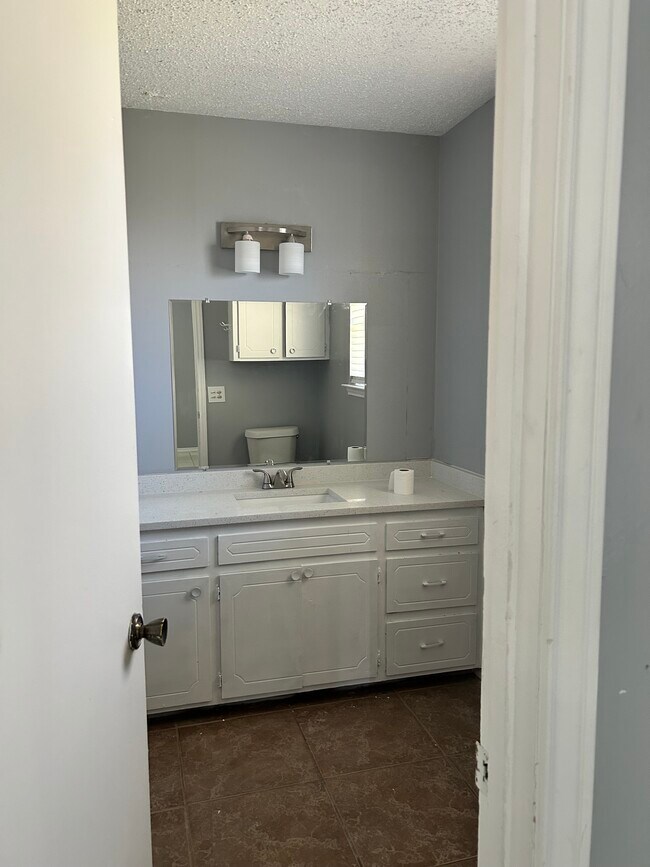 Building Photo - 215 Songbird Trl