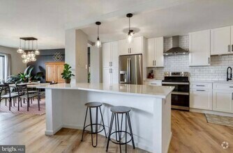 Building Photo - 309 Yoakum Pkwy