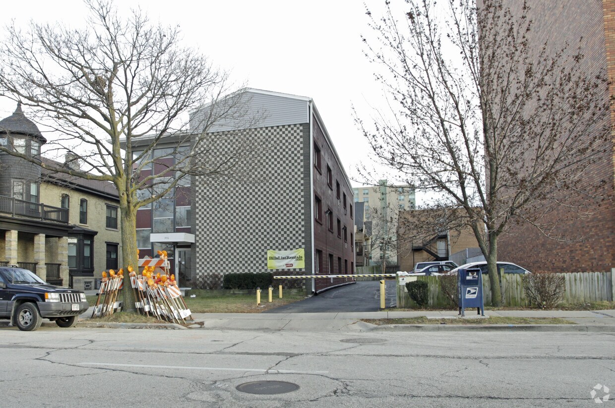Building Photo - 1456 N Farwell Ave