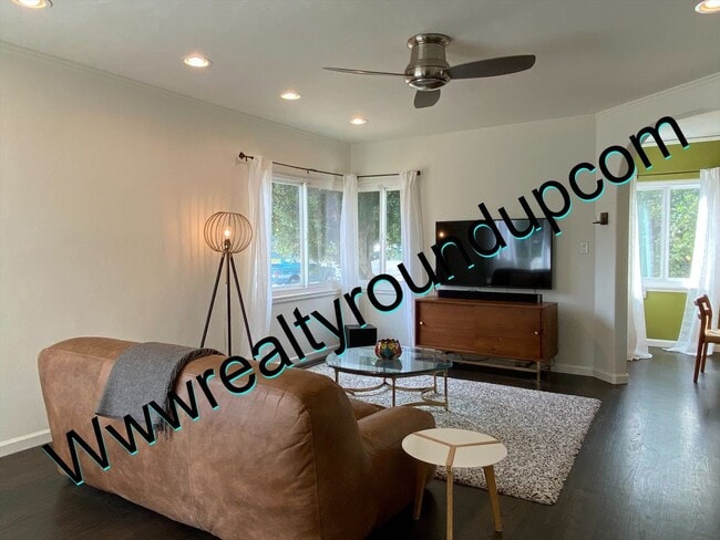 Building Photo - Three bed, Two Bath Home By UOP