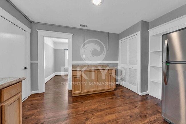 Building Photo - 627 55th St