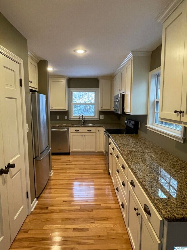 Foto del edificio - 6612 Robinhood Ln NW