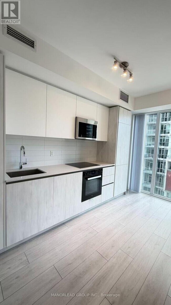 Photo du bâtiment - 400 King St W