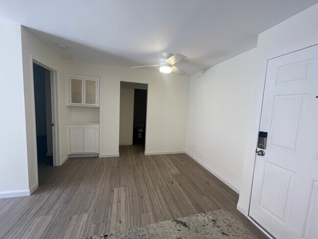 Foto del edificio - 7160 Shoreline Dr