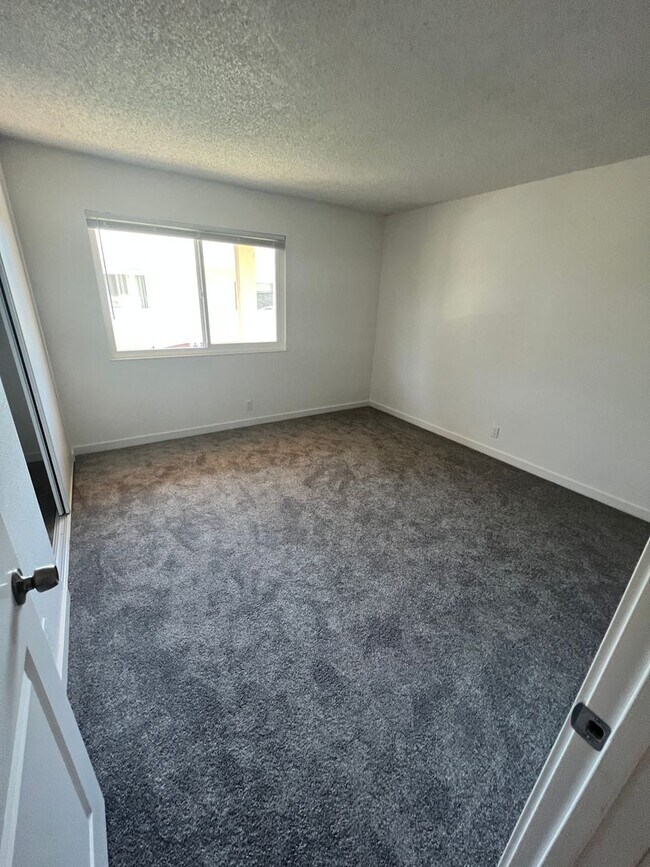 Foto del edificio - 141 Woodbury Cir