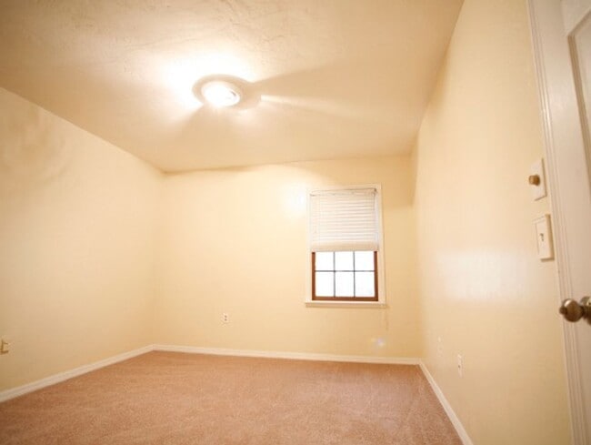 Building Photo - Beautiful 2 bedroom condo located in the u...