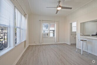 Building Photo - 121 N Kenmore Ave