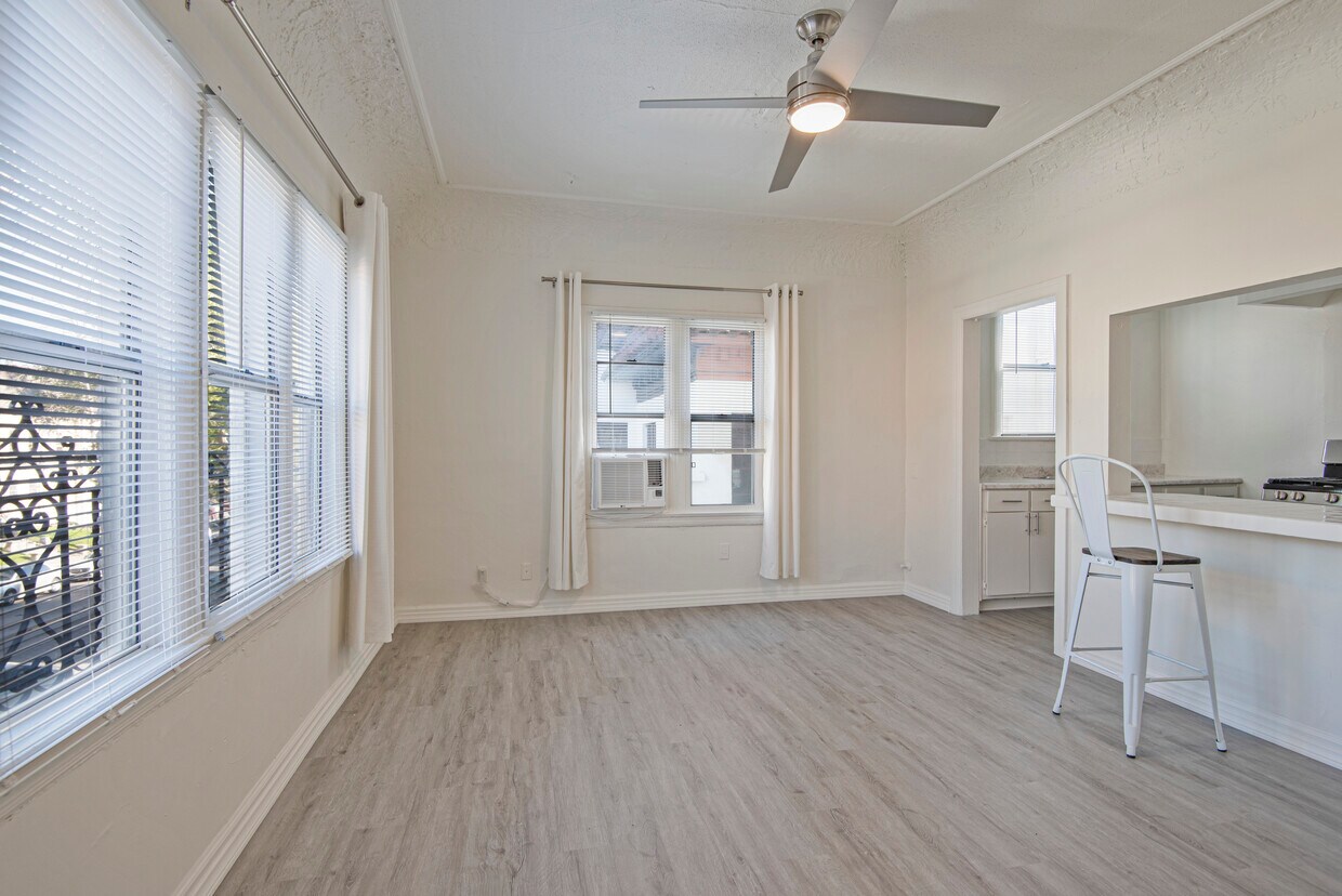 Foto principal - 121 N Kenmore Ave