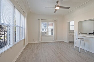 Building Photo - 121 N Kenmore Ave