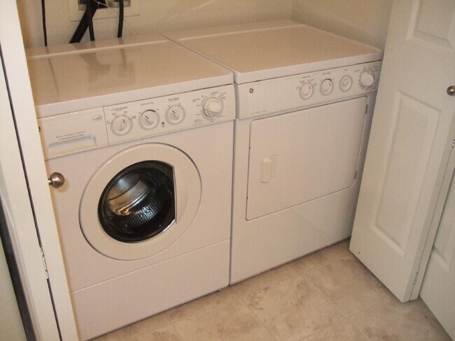 Building Photo - 2BR/2BA Condo + W/D + Pool+GYM-AVAIL 8/20