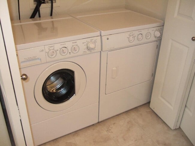 Building Photo - 2BR/2BA Condo + W/D + Pool+GYM-AVAIL NOW!