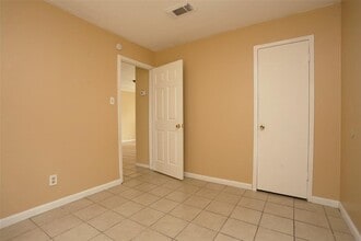 Building Photo - 2460 W Shane St