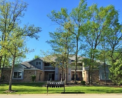 Primary Photo - 180 W Oak Leaf Dr