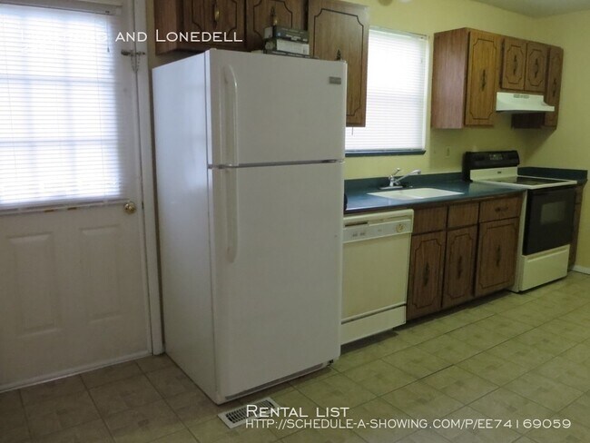 Building Photo - 2bedroom, 1.5 bath walkout basement