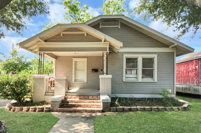 Building Photo - 916 W Cottage St