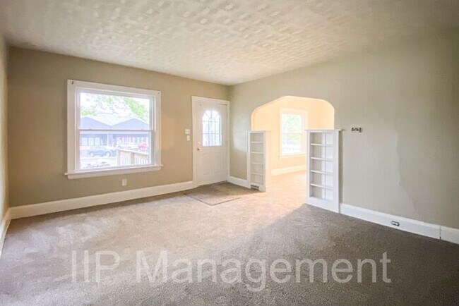 Building Photo - Beautiful 4BR 1BA Home in Akron with Park-...