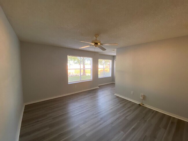 Foto del edificio - Just Reduced!! Charming 1/1  with water in...