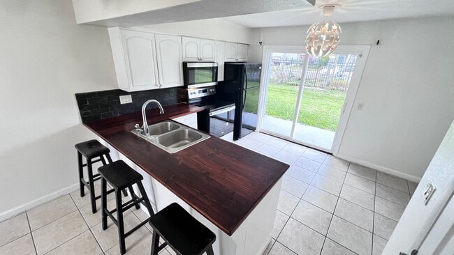 Building Photo - Charming 2 BEDROOM 1 BATHROOM Condo in Orl...