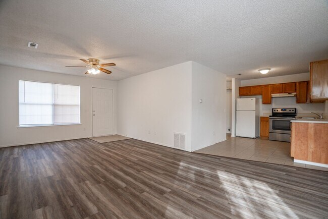 Foto del edificio - 1518 N Bernice Dr