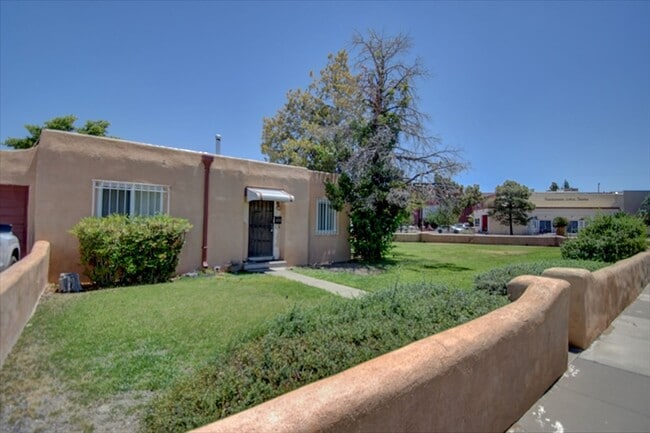 Building Photo - Albuquerque Country Club Townhome !!!!!