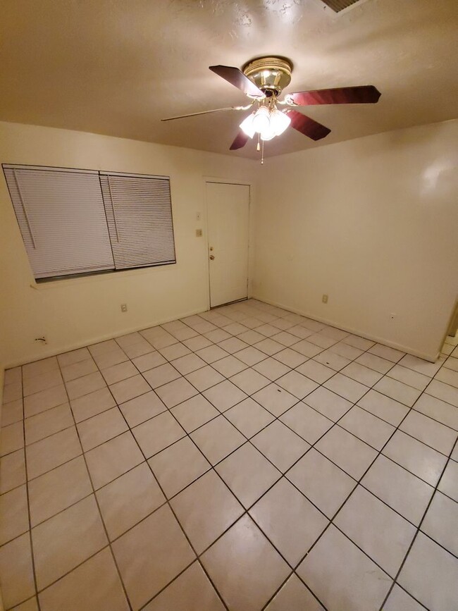 Building Photo - 2 bedroom /1 bath Fourplex in North Bryan! Available Now!
