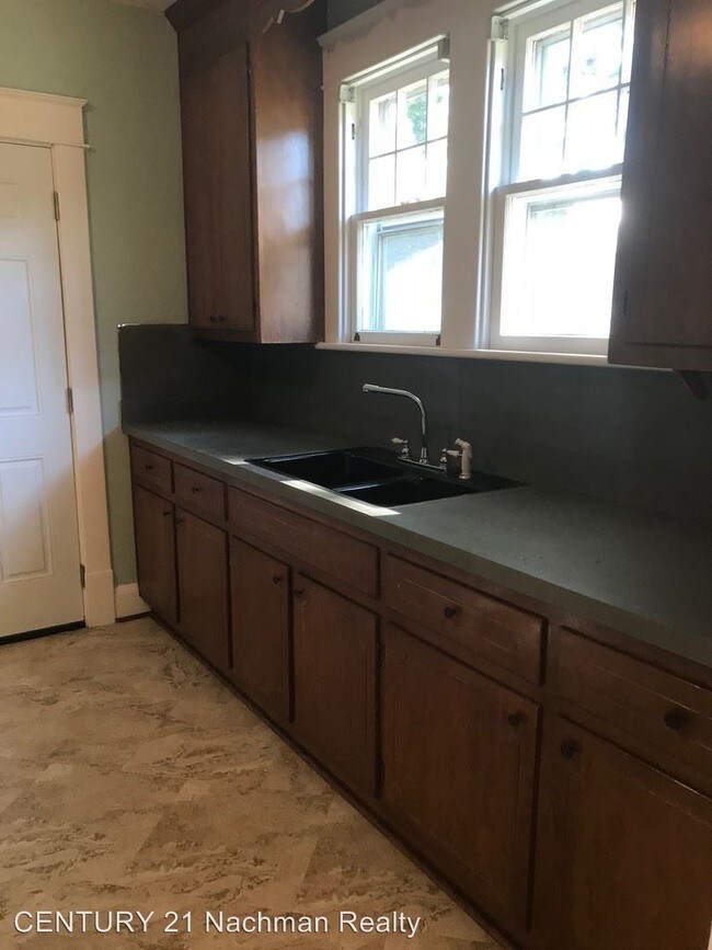 Building Photo - 2 br, 1 bath House - 84 Farragut Street